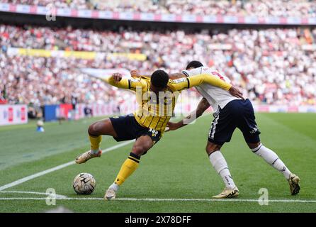 Marcus McGuane von Oxford United im Play-off-Finale der Sky Bet League One im Wembley Stadium, London, gegen Josh Dacres-Cogley der Bolton Wanderers. Bilddatum: Samstag, 18. Mai 2024. Stockfoto