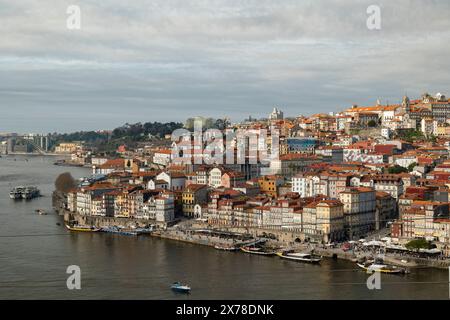 Porto, Portugal - 21. Januar 2024: Typische Häuser der Ribeira de Porto in Portugal, Gebäude, Türen, Fenster und viele Farben Stockfoto