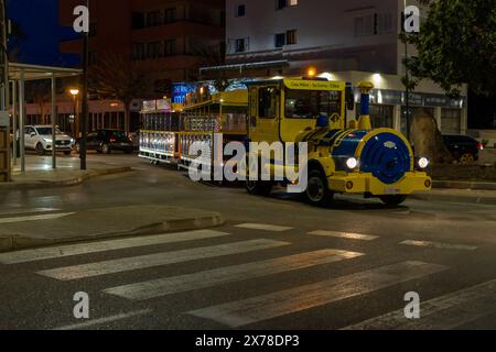 Cala Millor, Spanien; märz 30 2024: Städtischer Touristenzug in der mallorquinischen Stadt Cala Millor bei Nacht Stockfoto