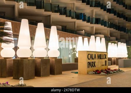 Cala Millor, Spanien; märz 30 2024: Hauptfassade des Hotelkomplexes Cala Millor Park im mallorquinischen Ferienort Cala Millor, nachts Stockfoto