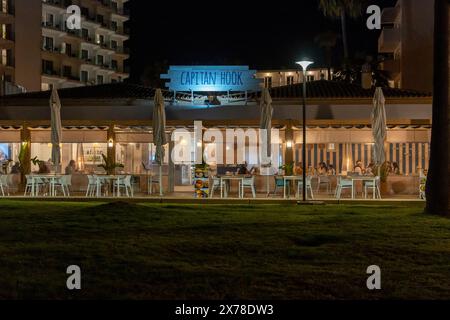 Cala Millor, Spanien; märz 30 2024: Hauptfassade des Restaurants Capitan Hook in der mallorquinischen Stadt Cala Millor, nachts Stockfoto