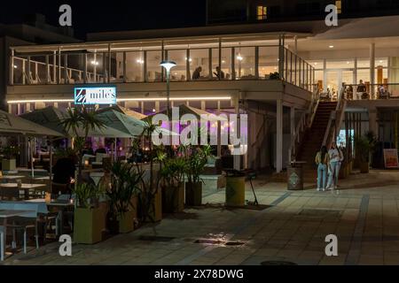 Cala Millor, Spanien; märz 30 2024: Hauptfassade eines Restaurants in der mallorquinischen Stadt Cala Millor, nachts Stockfoto