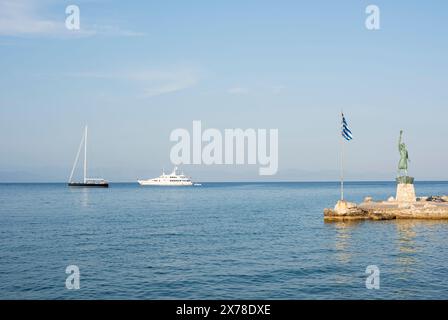 Statue des Hafens von Gaios auf der Insel Paxos in Griechenland, im Hintergrund Boote und Segelschiffe, die im Mittelmeer segeln Stockfoto