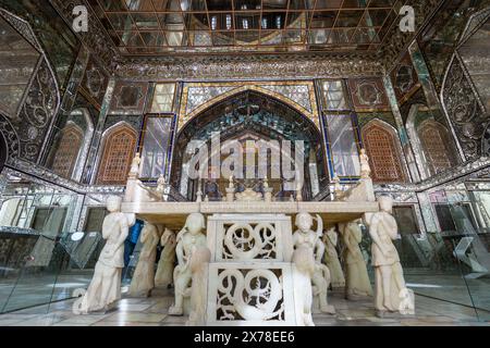 Golestan Palace, Teheran, Iran - 7. März 2024: Detaillierte Ansicht der Marmorthronenplattform, unterstützt von Skulpturen von Männern, Frauen, Elfen und Dämonen Stockfoto