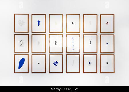 Nizza, Frankreich - 20. November 2023: Ausschnitte aus Gouache-Papier, die in seinen Werken von Henri Matisse nicht verwendet wurden. Im Musee Matisse in Nizza, Frankreich. Stockfoto