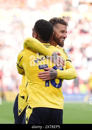 Marcus Browne und Marcus McGuane von Oxford United feiern nach dem Play-off-Finale der Sky Bet League One im Londoner Wembley Stadium den Aufstieg ihrer Mannschaft zur Sky Bet Championship. Bilddatum: Samstag, 18. Mai 2024. Stockfoto