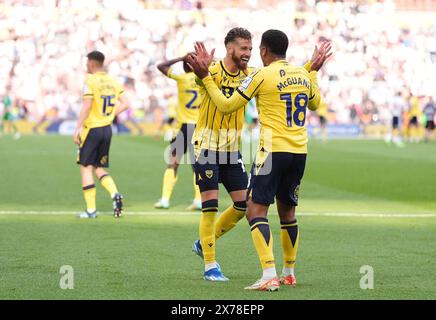 Marcus Browne und Marcus McGuane von Oxford United feiern nach dem Play-off-Finale der Sky Bet League One im Londoner Wembley Stadium den Aufstieg ihrer Mannschaft zur Sky Bet Championship. Bilddatum: Samstag, 18. Mai 2024. Stockfoto