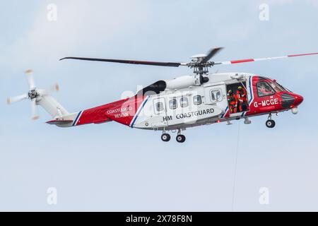 HM Coastguard Helicopter Sikorsky S-92A G-MCGE auf Übung mit dem RNLI in Cleethorpes, Großbritannien Stockfoto