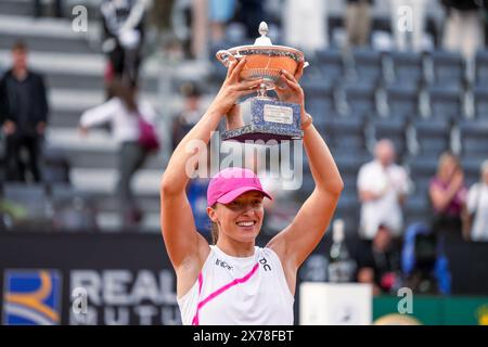 Rom, Italien. Mai 2024. IgA Swiatek hebt die Trophäe nach dem Finale der Frauen-Singles zwischen IgA Swiatek und Aryna Sabalenka am Tag 13 der Internazionali BNL D’Italia 2024 im Foro Italico am 16. Mai 2024 in Rom, Italien. Quelle: Giuseppe Maffia/Alamy Live News Stockfoto