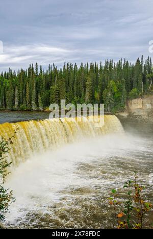 Lady Evelyn Falls, am Kakisa River, einer der landschaftlich reizvollen Haltestellen an der Waterfalls Route in Kanadas Nordwest-Territorien. Stockfoto