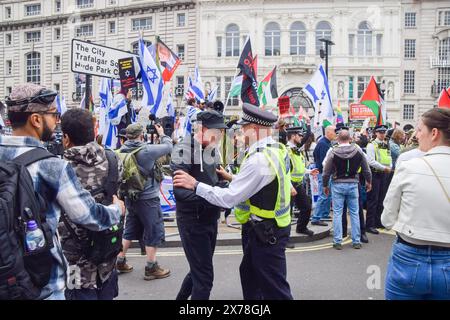 London, Großbritannien. Mai 2024. Ein Polizist schuftet mit einem Demonstranten im Piccadilly Circus. Tausende von Menschen marschierten in Solidarität mit Palästina am 76. Jahrestag der Nakba, während Israel seine Angriffe auf Gaza fortsetzt. Quelle: Vuk Valcic/Alamy Live News Stockfoto