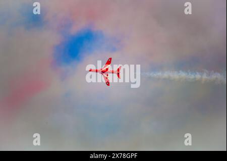 RAF Red Arrows mit spektakulärem Aerobatic Display in Floisvos Bay, Athen Stockfoto