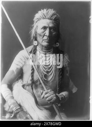 Wolf Apsaroke, Curtis nein 2647–08., ist Teil von: Edward S. Curtis Collection ., veröffentlicht in: The North American Indian / Edward S. Curtis. Edward S. Curtis, 1907-30, Suppl., v. 4, pl. 142.. Indianer von Nordamerika, 1900-1910. , Crow Indians, 1900-1910. , Zöpfe (Friseur), 1900-1910. Body Painting, Montana, 1900-1910. , Schmuck, 1900-1910. , Personal (Sticks), 1900-1910. Stockfoto