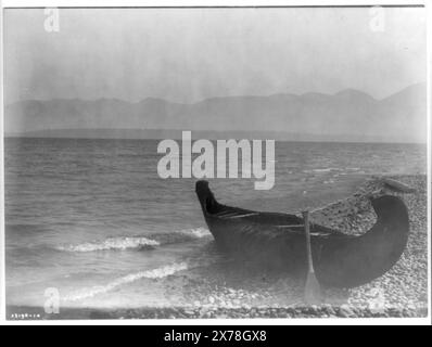 Abend am Flathead Lake, Titel von Artikel. Curtis Nr. 3196–10., ist Teil von: Edward S. Curtis Collection., veröffentlicht in: The North American Indian / Edward S. Curtis. [Seattle, Washington] : Edward S. Curtis, 1907-30, v. 7, S. 152. Indians of North America, Transportation, Montana, Flathead Lake, 1910. , Kootenai Indians, Transport, 1910. Kanus, Montana, Flathead Lake, 1910. Uferpromenade, Montana, Flathead Lake, 1910. , Flathead Lake (Mont.), 1910. Stockfoto