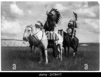 Sioux Chiefs, Title from item., Edward S. Curtis., Curtis No.1452-05., ist Teil von: Edward S. Curtis Collection ., publiziert in: The North American Indian / Edward S. Curtis. Edward S. Curtis, 1907-30, Suppl. Vol. 3, pl. 79.. Indians of North America, Bekleidung & Kleidung, 1900-1910. , Stammeshäuptlinge, USA, 1900-1910. Stockfoto