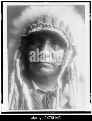 Red Hawk (Che-tan Luta) Oglala, Edward S. Curtis Collection ., Curtis No. 2548–07., veröffentlicht in: The North American Indian / Edward S. Curtis. [Seattle, Washington] : Edward S. Curtis, 1907-30, v. 3, S. 188. Roter Falke. Indianer von Nordamerika, 1900-1910. Oglala Indians, 1900-1910. Stockfoto