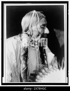 Esipėrmi Comanche, Titel aus Artikel., ist Teil von: Edward S. Curtis Collection ., veröffentlicht in: The North American Indian / Edward S. Curtis. Edward S. Curtis, 1907-30, Suppl. v. 19, pl. 682.. Indianer von Nordamerika, 1920-1930. Comanche Indians, 1920-1930. , Ältere Personen, 1920-1930. Stockfoto
