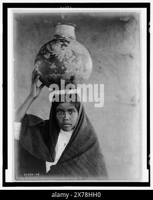 Qahatika Water Girl, Arizona, Titel aus Artikel, Curtis Nr. 2330–07., Inschrift auf Verso: Qahitika Water Girl, Arizona., ist Teil von: Edward S. Curtis Collection ., veröffentlicht in: The North American Indian / Edward S. Curtis. [Seattle, Washington] : Edward S. Curtis, 1907-30, Suppl., v. 2, S. 54. veröffentlicht in: „American Indians“ Kapitel des eBook Great Photographs from the Library of Congress, 2013. Indianer von Nordamerika, Kinder, Arizona, 1900-1910. Qahatika Indianer, Kinder, Arizona, 1900-1910. Stockfoto