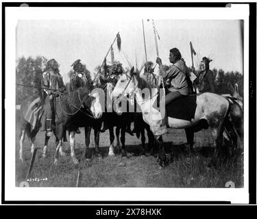 Council of war, Edward S. Curtis Collection, Curtis No 2753-08.. Sitzender Elch. , Medizin Krähe. , Fischshows. , Wolf. , Zwei Pfeifen. , Reiten, Montana, 1900-1910. Indianer von Nordamerika, Montana, 1900-1910. , Crow Indians, 1900-1910. Stockfoto