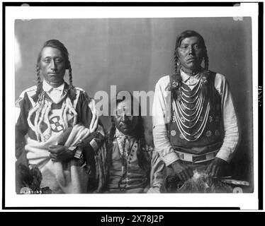 Fleckenadler, Heavy Gun und Robert Calf Robe, Edward S. Curtis Collection 3087-09.. Indians of North America, Bekleidung & Kleidung, Montana, 1910. Piegan Indians, Kleidung & Kleidung, 1910. Stockfoto