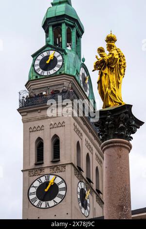 Kirchturm Alter Peter in München und Mariensäule vom Aussichtsturm, genannt Alter Peter, in direkter Nähe zum Marienplatz und Rathaus, hat man einen perfekten Blick über München, die Mariensäule im Vordergrund München Bayern Deutschland *** Alter Peterskirchturm in München und St. Marys Säule vom Aussichtsturm, in unmittelbarer Nähe zum Marienplatz und dem Rathaus hat man einen perfekten Blick über München, mit der Mariensäule im Vordergrund München Bayern Deutschland Stockfoto