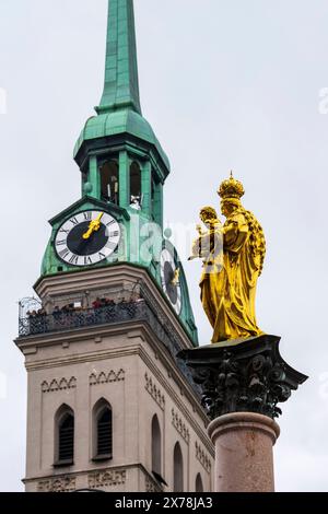 Kirchturm Alter Peter in München und Mariensäule vom Aussichtsturm, genannt Alter Peter, in direkter Nähe zum Marienplatz und Rathaus, hat man einen perfekten Blick über München, die Mariensäule im Vordergrund München Bayern Deutschland *** Alter Peterskirchturm in München und St. Marys Säule vom Aussichtsturm, in unmittelbarer Nähe zum Marienplatz und dem Rathaus hat man einen perfekten Blick über München, mit der Mariensäule im Vordergrund München Bayern Deutschland Stockfoto