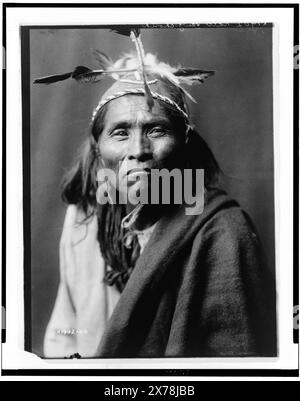 Ndee Sangochonh, Apachen-Indianer, halblanges Porträt, Vorderseite, Edward S. Curtis Collection., Curtis Nr. 1902-06.. Ndee Sangochonh. Indianer von Nordamerika, 1900-1910. Apachen-Indianer, 1900-1910. Stockfoto