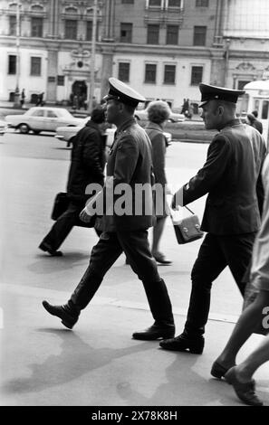 Passanten in Moskau, UdSSR, April 1976 Stockfoto