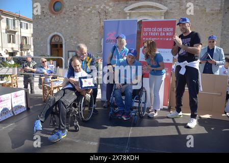 Marina di Carrara, Massa-Carrara, Toskana, Italien, 18. Mai 2024. CarrozzAbile (Rollstuhl) 2024, eine Veranstaltung zur Sensibilisierung für das Problem der architektonischen Barrieren, eine Stadtstraße, auf der Menschen mit körperlichem Körper die Möglichkeit haben, in einen Rollstuhl zu steigen und so die Schwierigkeiten zu verstehen, denen Menschen mit Behinderungen täglich ausgesetzt sind. Idee von Nicola Codega: Nach einem schweren Autounfall im Juli 1998 lebt er im Rollstuhl. Testimonial die Torhüter der italienischen Fußballnationalmannschaft Gianluigi „Gigi“ Buffon und Edoardo Laquidara. Quelle: Paolo Maggiani/Alamy Live News Stockfoto