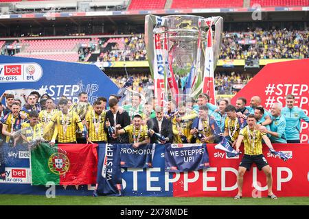 London, Großbritannien. Mai 2024. Die Spieler von Oxford United heben die Trophäe ab, nachdem sie am 18. Mai 2024 die Promotion während des SKY BET EFL League One Play-Off-Endspiels von Bolton Wanderers FC gegen Oxford United FC im Wembley Stadium, London, England, Großbritannien gelesen haben. Credit: Every Second Media/Alamy Live News Stockfoto