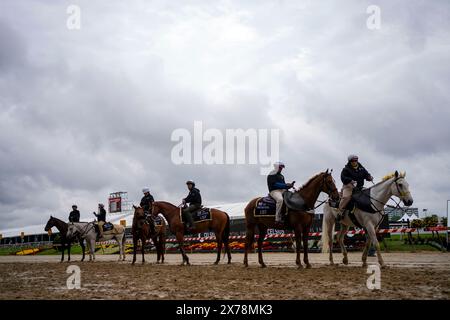 Baltimore, Usa. Mai 2024. Die Outtriders-Ponys warten am Samstag, den 18. Mai 2024, auf dem Pimlico Race Course in Baltimore, Maryland, vor den Skipat Stakes. Foto: Bonnie Cash/UPI Credit: UPI/Alamy Live News Stockfoto