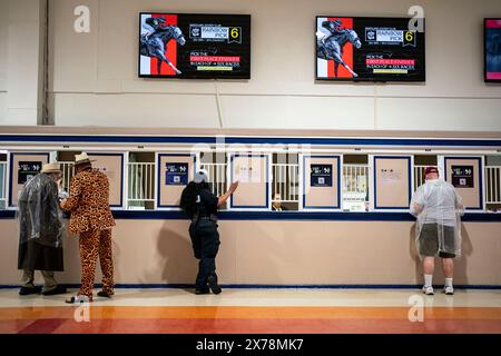 Baltimore, Usa. Mai 2024. Die Leute setzen ihre Wetten vor dem Rennen der Old Friends auf dem Pimlico Race Course in Baltimore, Maryland am Samstag, den 18. Mai 2024. Foto: Bonnie Cash/UPI Credit: UPI/Alamy Live News Stockfoto