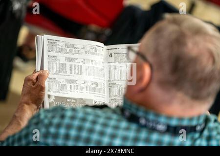 Baltimore, Usa. Mai 2024. Ein Mann wählt seine Wetten am Samstag, den 18. Mai 2024, auf dem Pimlico Race Course in Baltimore, Maryland. Foto: Bonnie Cash/UPI Credit: UPI/Alamy Live News Stockfoto