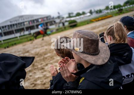 Baltimore, Usa. Mai 2024. Am Samstag, den 18. Mai 2024, überqueren die Pferde die Ziellinie auf dem Pimlico Race Course in Baltimore, Maryland. Foto: Bonnie Cash/UPI Credit: UPI/Alamy Live News Stockfoto