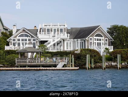 Großes Haus auf dem Wasser, 4 Decks, Dock, schwimmendes Dock, attraktiv, ICW, Atlantic Intracoastal Waterway, NC, USA, North Carolina Stockfoto