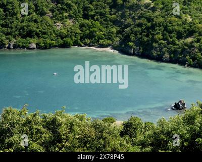 Blaues tropisches Wasser in Marigot Bay, Karibikinseln Terre de Haut, les saintes Archipel, Guadeloupe Stockfoto