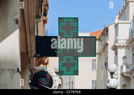 Nizza, Frankreich - 22. Juli 2023: Außenthermometer in Nizza zeigt hohe Lufttemperaturen an Stockfoto