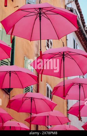 Berühmte pinkfarbene Regenschirme schmücken die zentralen Straßen von Grasse Stockfoto