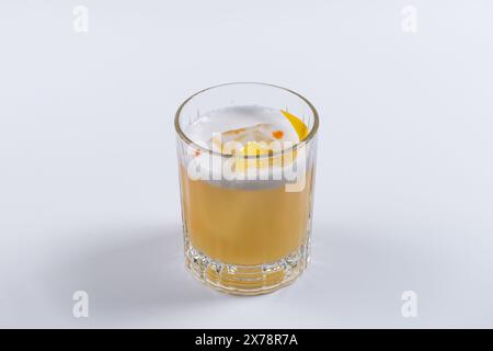 Alkoholischer Cocktail Whisky sauer mit Eis, Orange und Schaum auf weißem Hintergrund Stockfoto