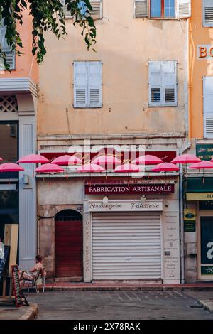 Grasse, Frankreich - 23. Juli 2023: Berühmte pinkfarbene Regenschirme schmücken die zentralen Straßen von Grasse Stockfoto
