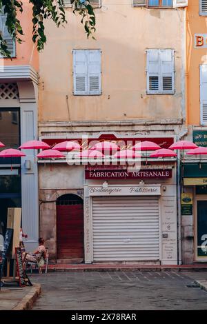 Grasse, Frankreich - 23. Juli 2023: Berühmte pinkfarbene Regenschirme schmücken die zentralen Straßen von Grasse Stockfoto