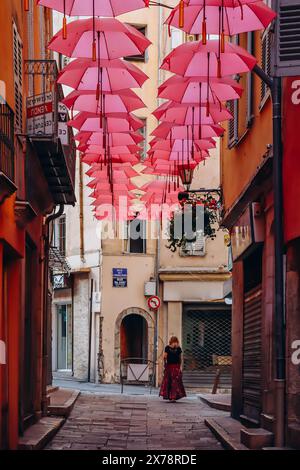 Grasse, Frankreich - 23. Juli 2023: Berühmte pinkfarbene Regenschirme schmücken die zentralen Straßen von Grasse Stockfoto