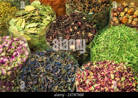 Kräuter, Blüten und Samen zum Verkauf in der Gewürz-Souk; Dubai, Vereinigte Arabische Emirate. Stockfoto