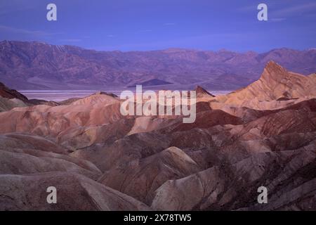 Zabriskie Point Badlands, Manly Beacon, Badwater Basin und Panamint Mountain Range, Death Valley National Park, Kalifornien. Stockfoto