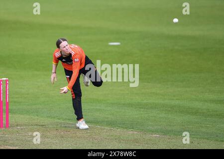 Southampton, Großbritannien, 18. Mai 2024. Kirstie Gordon vom Blaze Bowling während des Charlotte Edwards Cup-Spiels zwischen Southern Vipers und Blaze im Utilita Bowl, Southampton. Quelle: Dave Vokes/Alamy Live News Stockfoto