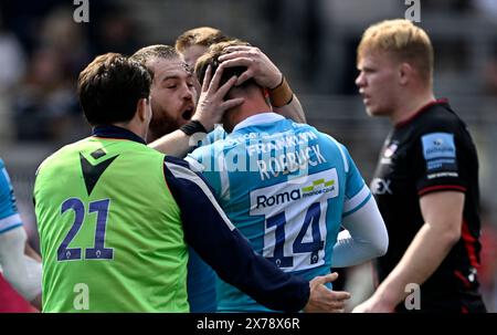 Barnet, Großbritannien. Mai 2024. Premierminister Rugby. Saracens Men V Sale Sharks. Stone X Stadion. Barnet. Der Torschütze Tom Roebuck (Sale Sharks, 14) wird von seinen Teamkollegen während des Rugbyspiels Saracens Men V Sale Sharks Gallagher Premiership gratuliert. Quelle: Sport In Pictures/Alamy Live News Stockfoto