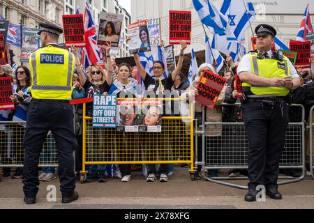 London, Großbritannien, 18. Mai 2024. Polizisten der Metropolitan Police stehen vor pro-israelischen Gegenprotestierenden. Quelle: James Willoughby/Alamy Live News Stockfoto