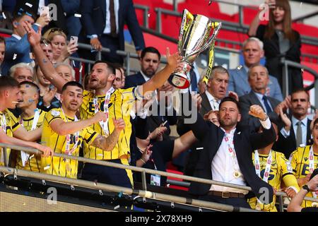 London, Großbritannien. Mai 2024. Elliott Moore von Oxford United (links) und Oxford United Manager des Buckingham (rechts) Listen die Trophäe während des Bolton Wanderers FC gegen Oxford United FC SKY BET EFL League One Play-Off Final im Wembley Stadium, London, England, Großbritannien am 18. Mai 2024 Credit: Every Second Media/Alamy Live News Stockfoto