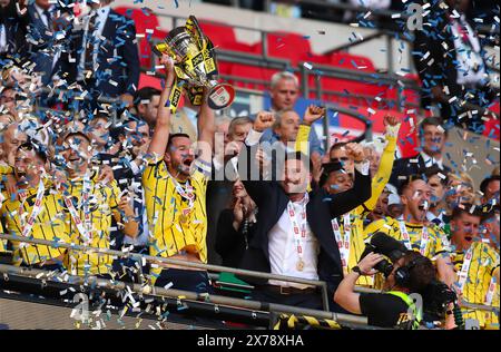 London, Großbritannien. Mai 2024. Elliott Moore von Oxford United (links) und Oxford United Manager des Buckingham (rechts) Listen die Trophäe während des Bolton Wanderers FC gegen Oxford United FC SKY BET EFL League One Play-Off Final im Wembley Stadium, London, England, Großbritannien am 18. Mai 2024 Credit: Every Second Media/Alamy Live News Stockfoto