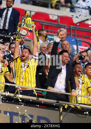 London, Großbritannien. Mai 2024. Elliott Moore von Oxford United (links) und Oxford United Manager des Buckingham (rechts) Listen die Trophäe während des Bolton Wanderers FC gegen Oxford United FC SKY BET EFL League One Play-Off Final im Wembley Stadium, London, England, Großbritannien am 18. Mai 2024 Credit: Every Second Media/Alamy Live News Stockfoto